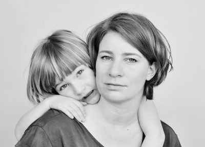 Schwangerschafts- und Familienaufnahmen, Portraits, Bewerbungsbilder, Presse- und PR-Fotos in Farbe oder schwarz-weiss im Studio oder ausser Haus